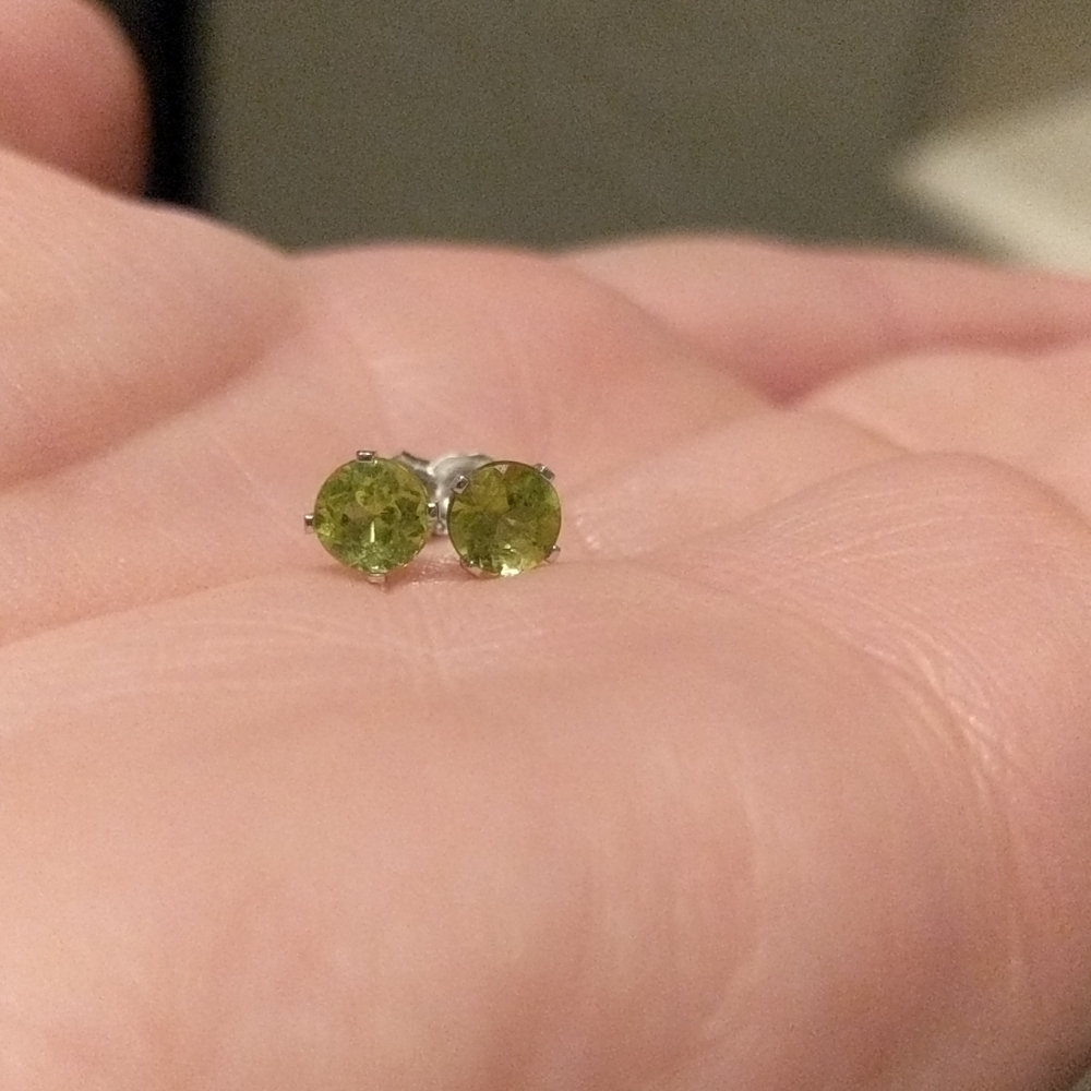Peridot stud ear ring